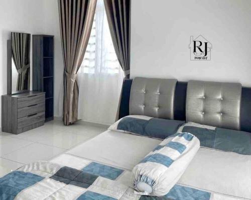 1 dormitorio con cama grande y ventana grande en RJ Prima (UMT, UniSZA, Spacious, Beach + Netflix), en Kuala Terengganu