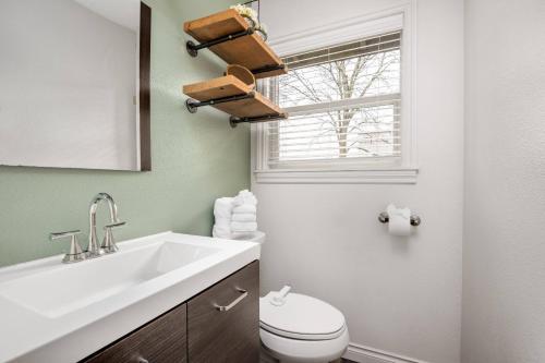 bagno con lavandino, servizi igienici e finestra di Arrington Retreat a Hillsboro