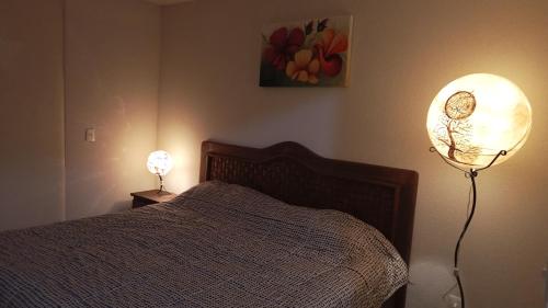 a bedroom with a bed with a lamp next to it at Confortable casa para descanso de fin de semana in Tlayecac
