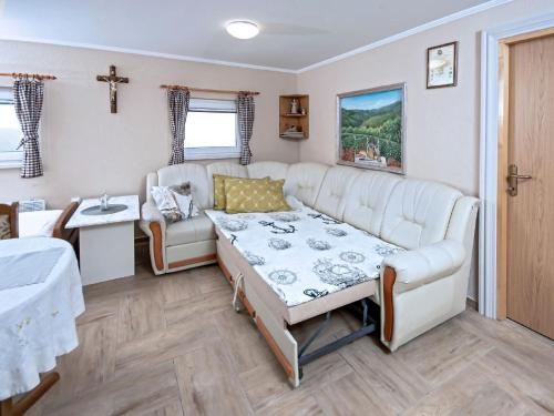 sala de estar con sofá y cruz en la pared en Holiday Home Martin en Varaždinske Toplice