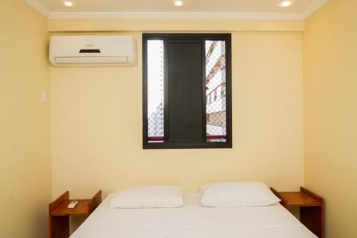 1 dormitorio con cama y ventana en Porto de Iracema Apartment 2 Quartos/ 2 Bedrooms), en Fortaleza