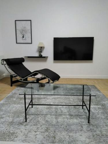 Televisyen dan/atau pusat hiburan di QUIMPER hyper centre T2 balcon Lumineux Calme