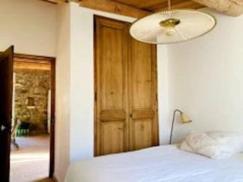 um quarto com uma cama branca e um tecto em Maison à Aix en provence au pied de la Sainte Victoire em Beaurecueil
