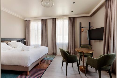 Posteľ alebo postele v izbe v ubytovaní Hôtel Corneille - Entrée autonome, réception en ligne - Encore Mieux