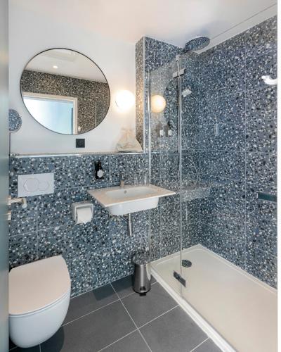 une salle de bain avec toilettes, lavabo et douche dans l'établissement Hôtel Corneille - Entrée autonome, réception en ligne - Encore Mieux, à Tours