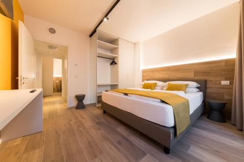 een slaapkamer met een groot bed in een kamer bij Boutique Apartments by Annalisa in Nago-Torbole