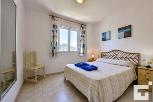 sypialnia z dużym łóżkiem i oknem w obiekcie Apartamento Rubino 5C - Grupo Turis w mieście Calpe
