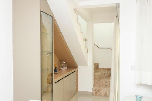 een badkamer met een glazen douchecabine en een wastafel bij Casa confortável à 568m da praia de Ponta Negra in Natal