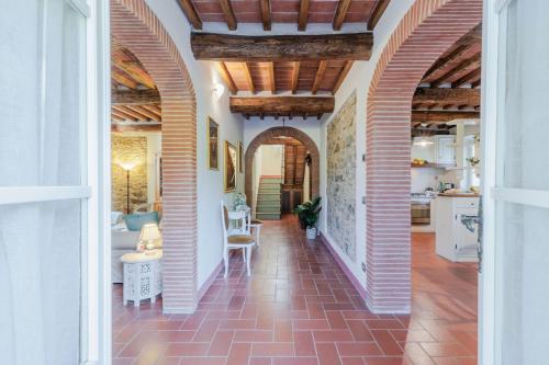 un pasillo en una casa con un arco en Villa Dondolino, a Stylish Farmhouse, en Lucca
