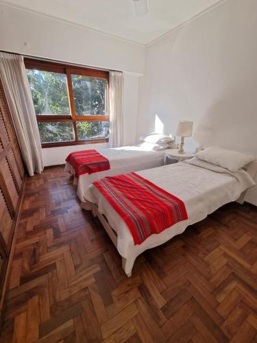 Un dormitorio con una cama grande y una ventana en Excelente departamento en el centro de la ciudad de la plata (zona universitaria) en La Plata
