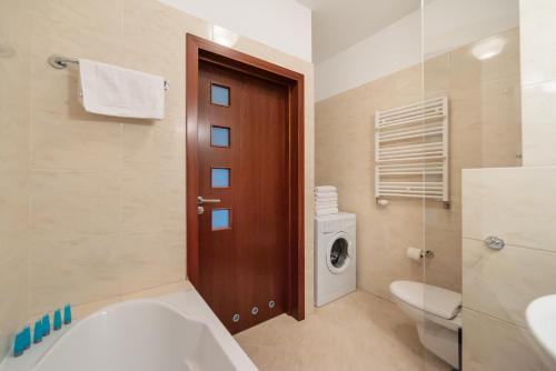een badkamer met een wastafel en een wasmachine bij Okopowa Joyful Apartment in Warschau