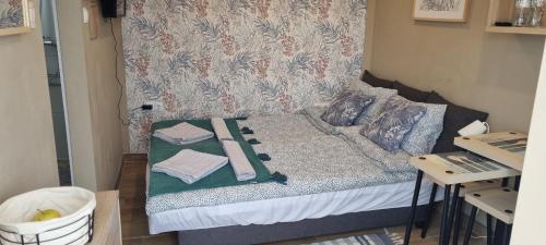 a small room with a couch with towels on it at Santiago del Teide Room in Santiago del Teide