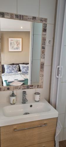 een badkamer met een wastafel en een spiegel bij Santiago del Teide Room in Santiago del Teide