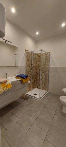 LA PIANETTA case vacanze في باليدورو: حمام مع دش وحوض استحمام ومرحاض