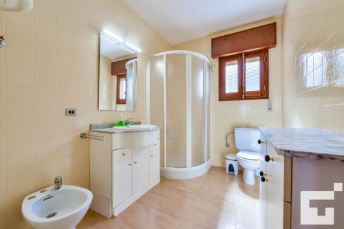 カルプにあるVilla Benicolada - Grupo Turisのバスルーム(シャワー、洗面台、トイレ付)
