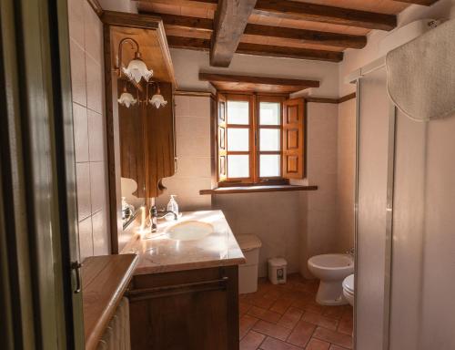 een badkamer met een wastafel en een toilet bij Agriturismo Monte Croce in Stazzema
