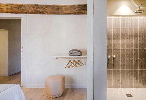 1 dormitorio con paredes blancas y puerta corredera de cristal en Casa Fàbregas - Benestar Natural en Viladrau