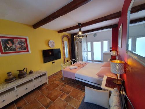 1 dormitorio con 1 cama y TV. en Apartments Mia 2, en Rovinj