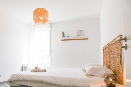 - une chambre blanche avec un lit et une fenêtre dans l'établissement Appart avec terrasse et parking à 2 min du metro, à Marseille