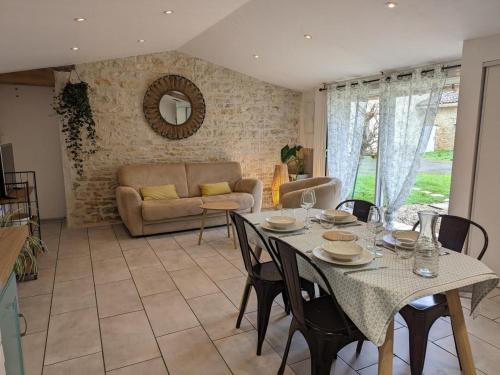 Maison charentaise avec piscine chauffée, jardin privé et proche commerces, idéale pour couples - FR-1-653-228