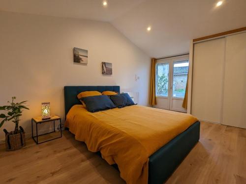 Postel nebo postele na pokoji v ubytování Maison charentaise avec piscine chauffée, jardin privé et proche commerces, idéale pour couples - FR-1-653-228