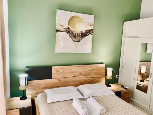 um quarto com uma cama e uma parede verde em Athens nice apartment em Atenas