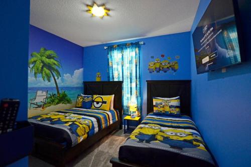 Amazing 6BR Villa @ Storey Lake Resort Near Disney في كيسيمي: غرفة نوم بسريرين وجدار ازرق