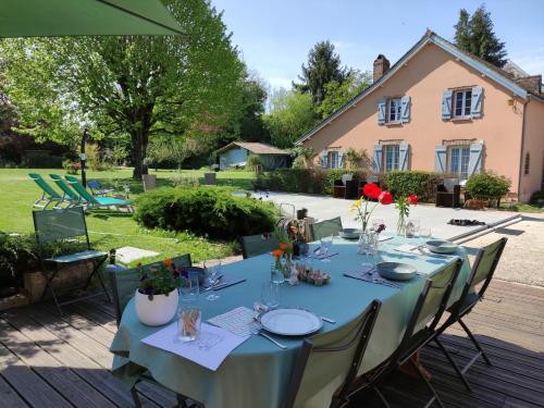 a table set up for a dinner party in a garden at Atelier des sens 89 in Évry