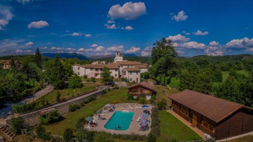 eine Luftansicht eines Anwesens mit Pool in der Unterkunft Castello di Pupaggi in Sellano
