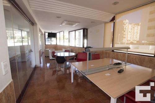 カルプにあるApartamento Coralbeach 318B - Grupo Turisのテーブル、椅子、テーブルが備わる客室です。