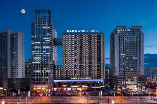 大連市にあるAtour Hotel Dalian Development Zoneの夜の高層ビル群