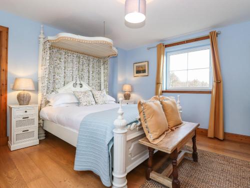 1 dormitorio con 1 cama, 1 silla y 1 ventana en Grey Craig Cottage, en Lockerbie