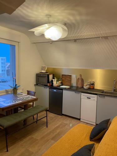 - une cuisine avec une table et un comptoir dans l'établissement Lumineux appartements à 100m plage, à Berck-sur-Mer