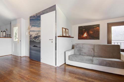 a living room with a couch and a window at Bernhouse in Dorio