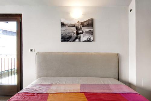 1 dormitorio con 1 cama con una foto en la pared en Bernhouse, en Dorio