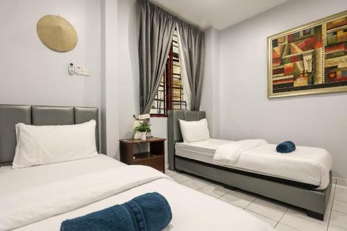 een slaapkamer met 2 bedden en een raam bij Kota Damansara ICozy Cove Homestay 10 Pax in Petaling Jaya