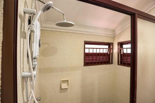 八打靈再也的住宿－Kota Damansara ICozy Cove Homestay 10 Pax，带淋浴的浴室,带玻璃门