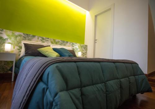 ナポリにあるB&B Rettifiloのベッドルーム1室(大型ベッド1台、黄色のヘッドボード付)