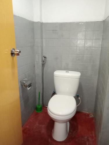 un bagno con un water bianco in una cabina di Dinky a Hikkaduwa