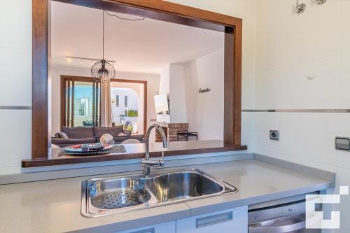 cocina con fregadero y espejo grande en Villa Mirador de Bassetes 5 - Grupo Turis en Calpe