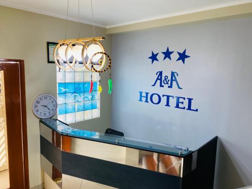 Habitación de hotel con recepción de cristal con estrellas en la pared en A&A HOTEL, en Iquitos