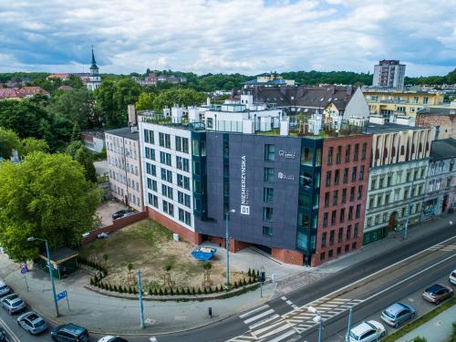 una vista aérea de un edificio de una ciudad en Apartamenty Silver Place, en Szczecin