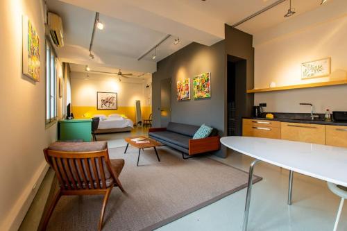 Artistic Spacious Studio Apartment next to metro Monastiraki