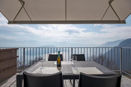 - une table avec une bouteille de vin sur le balcon dans l'établissement Donatello, à Parzanica