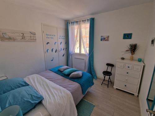 a bedroom with a bed and a window and a dresser at location Coma Chéric et parking in Collioure