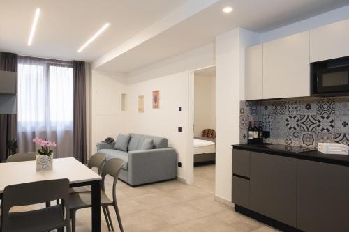 uma cozinha e sala de estar com uma mesa e um sofá em Amiata Suite em Abbadia San Salvatore
