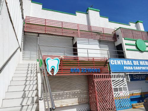 un edificio con una porta con un cartello sopra di DEPARTAMENTO ALTOS 4 CERCA DEL CONSULADO a Ciudad Juárez