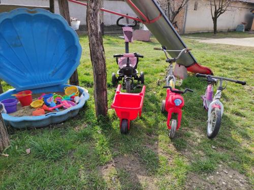 a group of three childrens bikes parked in the grass at Szofi Vendégház in Kereki