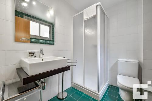 a white bathroom with a sink and a shower at Apartamento Borumbot 26 - Grupo Turis in Calpe