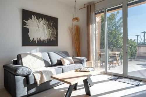 un salon avec un canapé et une table dans l'établissement Duplex Mandelieu by Halldis, à Mandelieu-la-Napoule